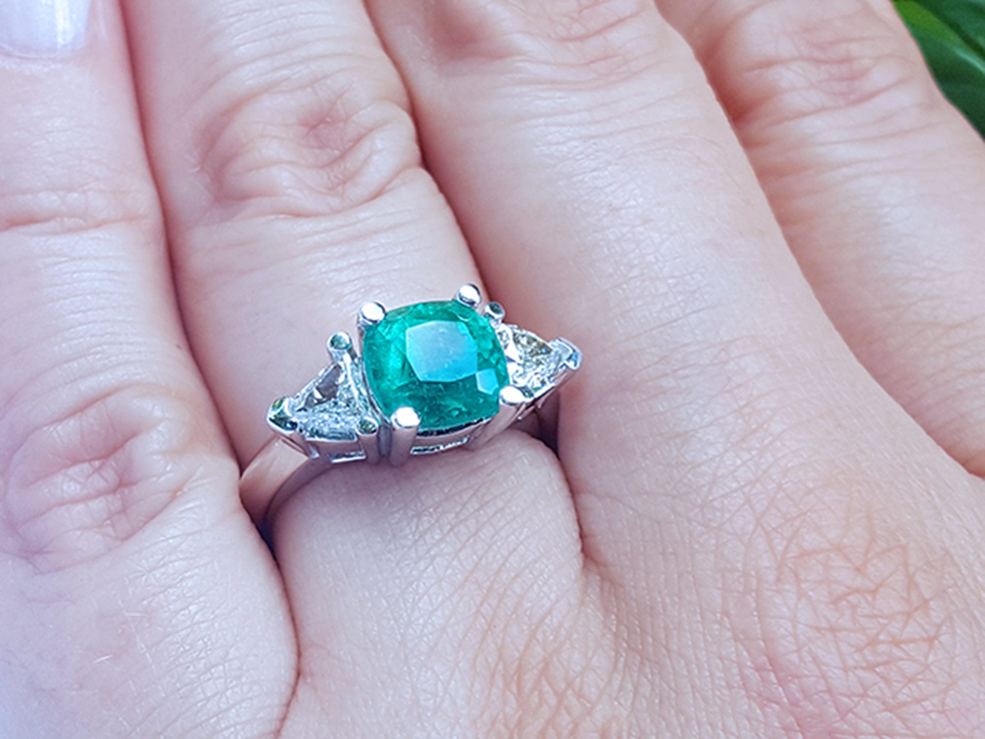 Brides&#39; engagement ring cushion cut trillion side diamonds