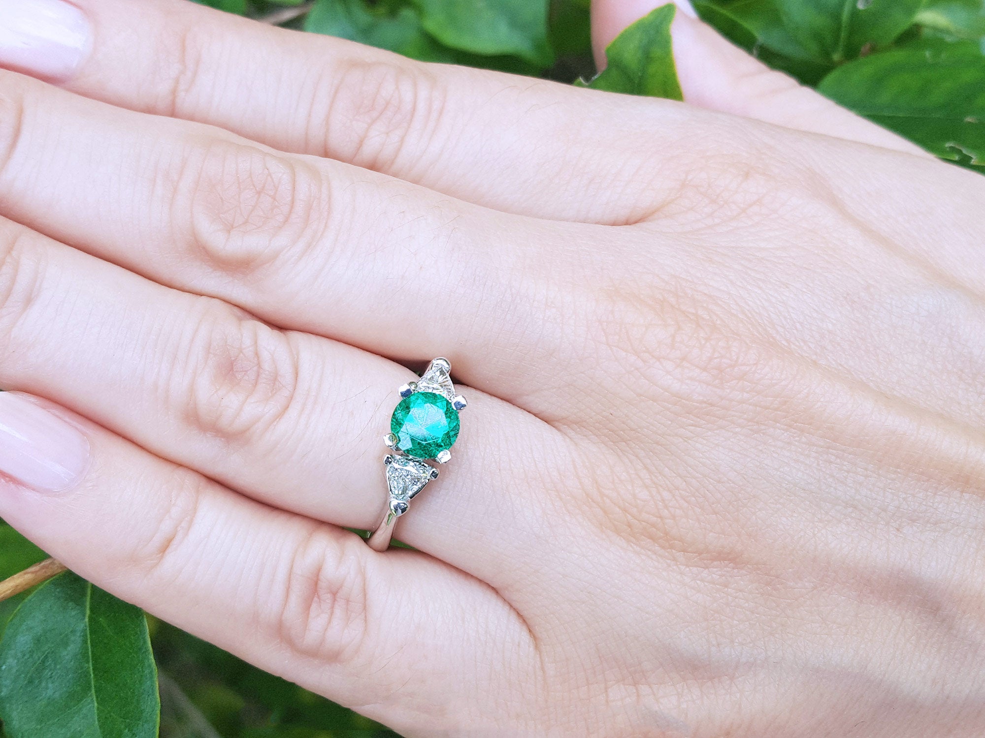 Women&#39;s three stone emerald ring