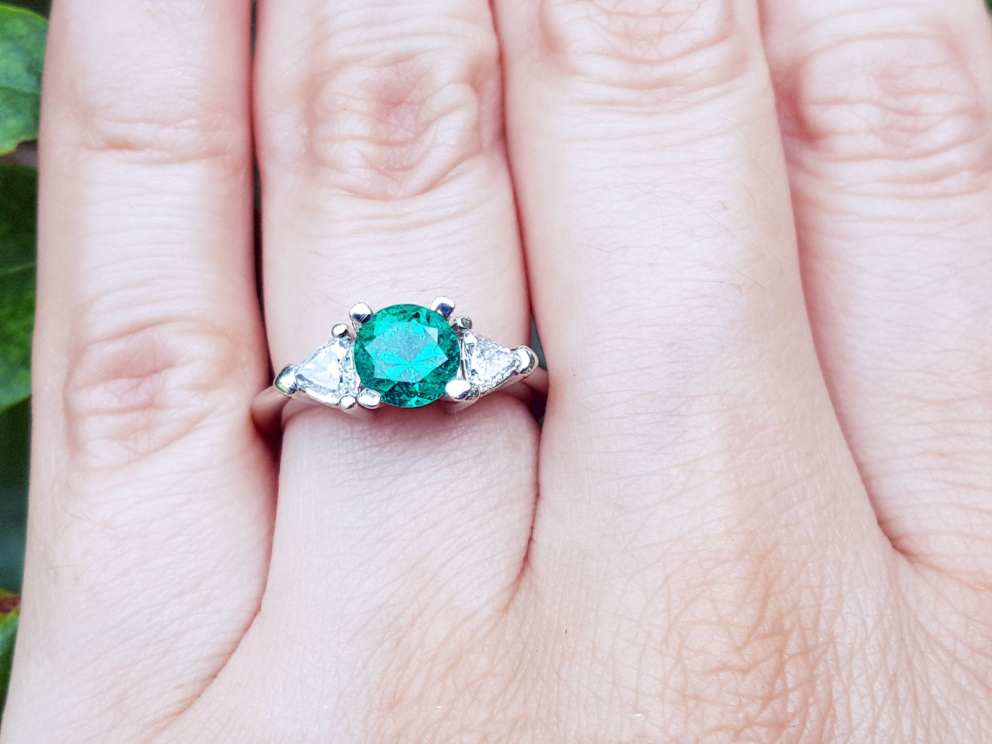 Ladies emerald ring round cut