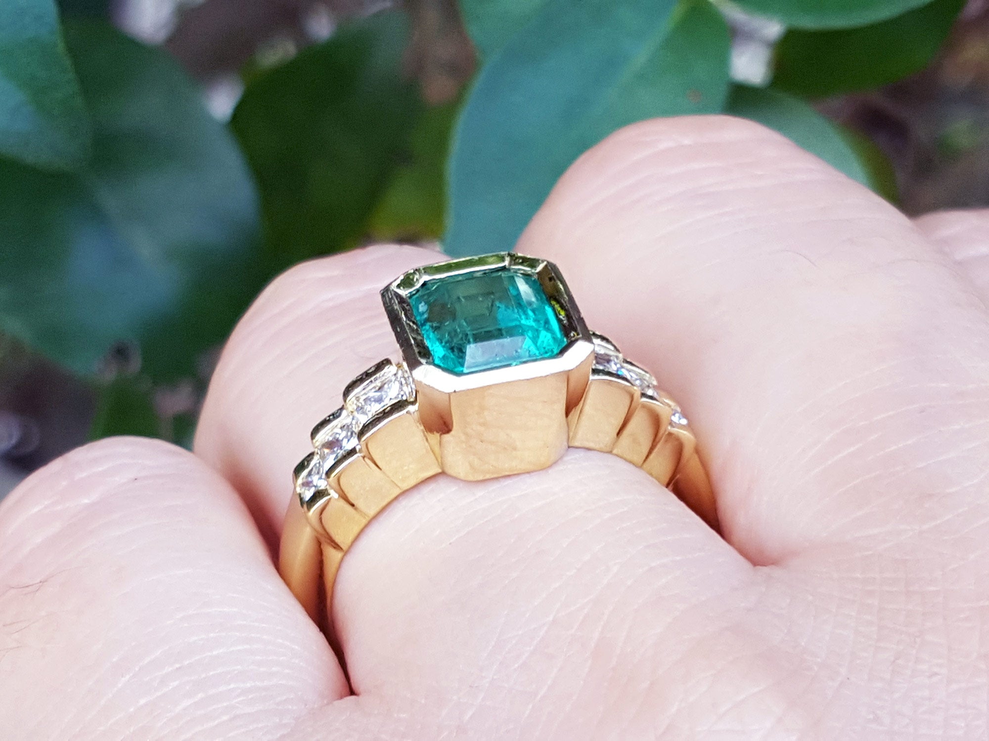Women&#39;s Colombian emerald ring bezel set