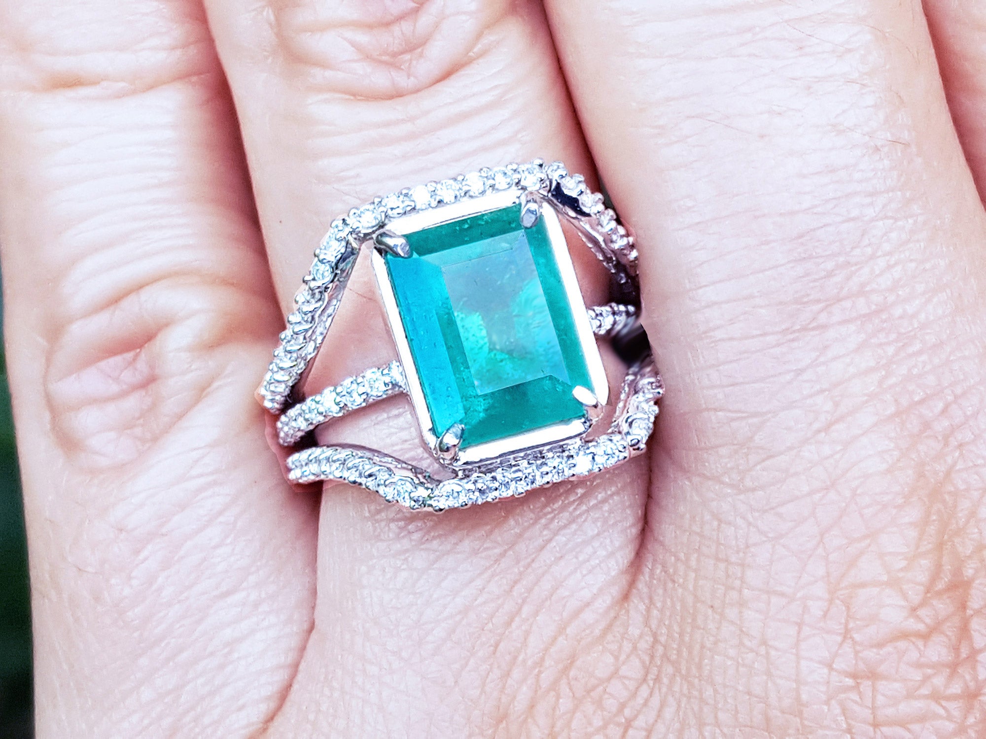 Women's emerald ring white gold