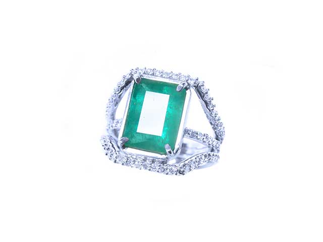 Emerald and diamonds women’s engagement rings