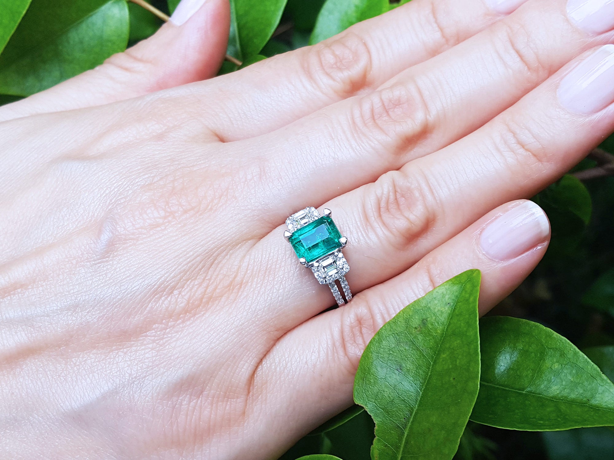 May&#39;s birthstone emerald engagement rings