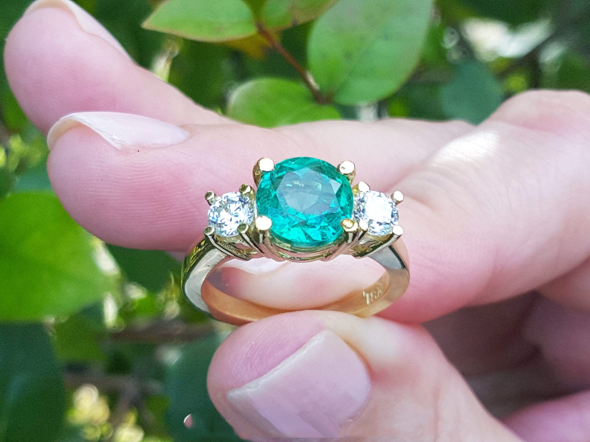 Women&#39;s emerald ring