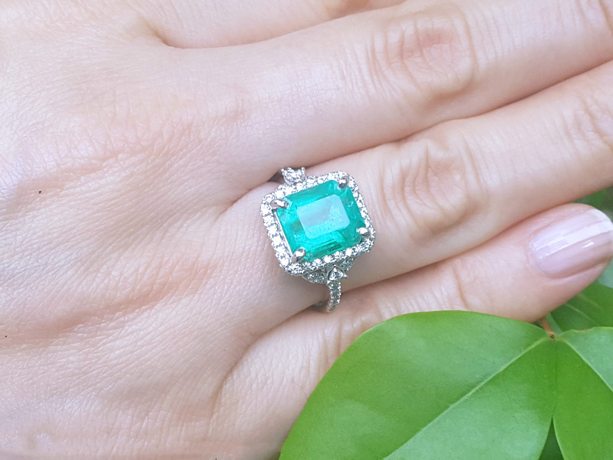 Women&#39;s emerald jewelry
