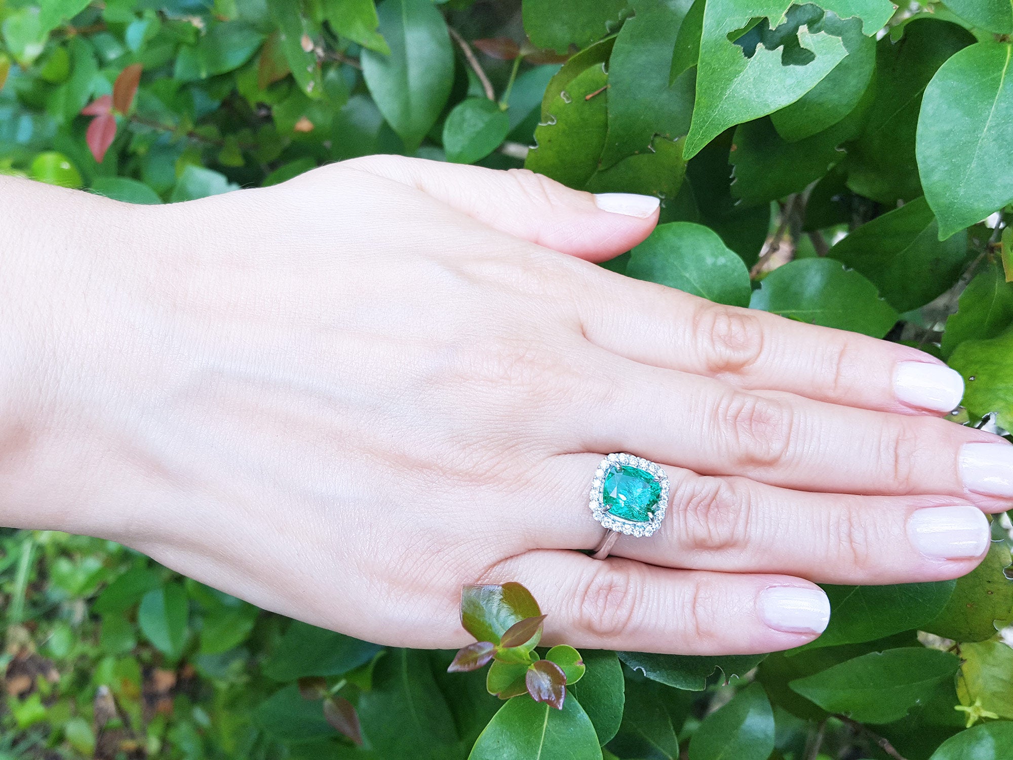 Women&#39;s emerald jewelry