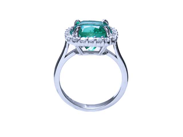 Emerald and diamonds women’s engagement rings