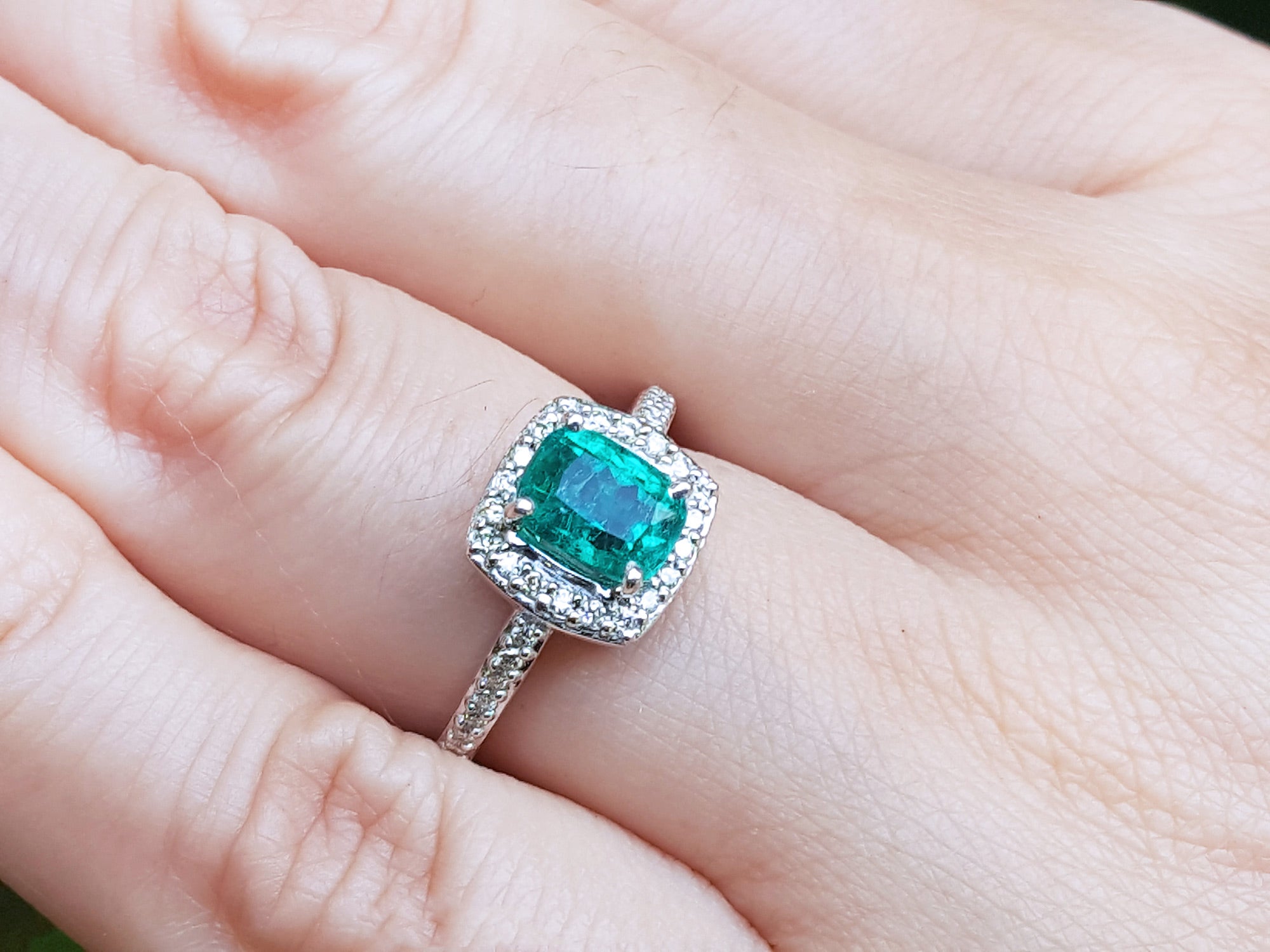 Women&#39;s cushion cut emerald ring