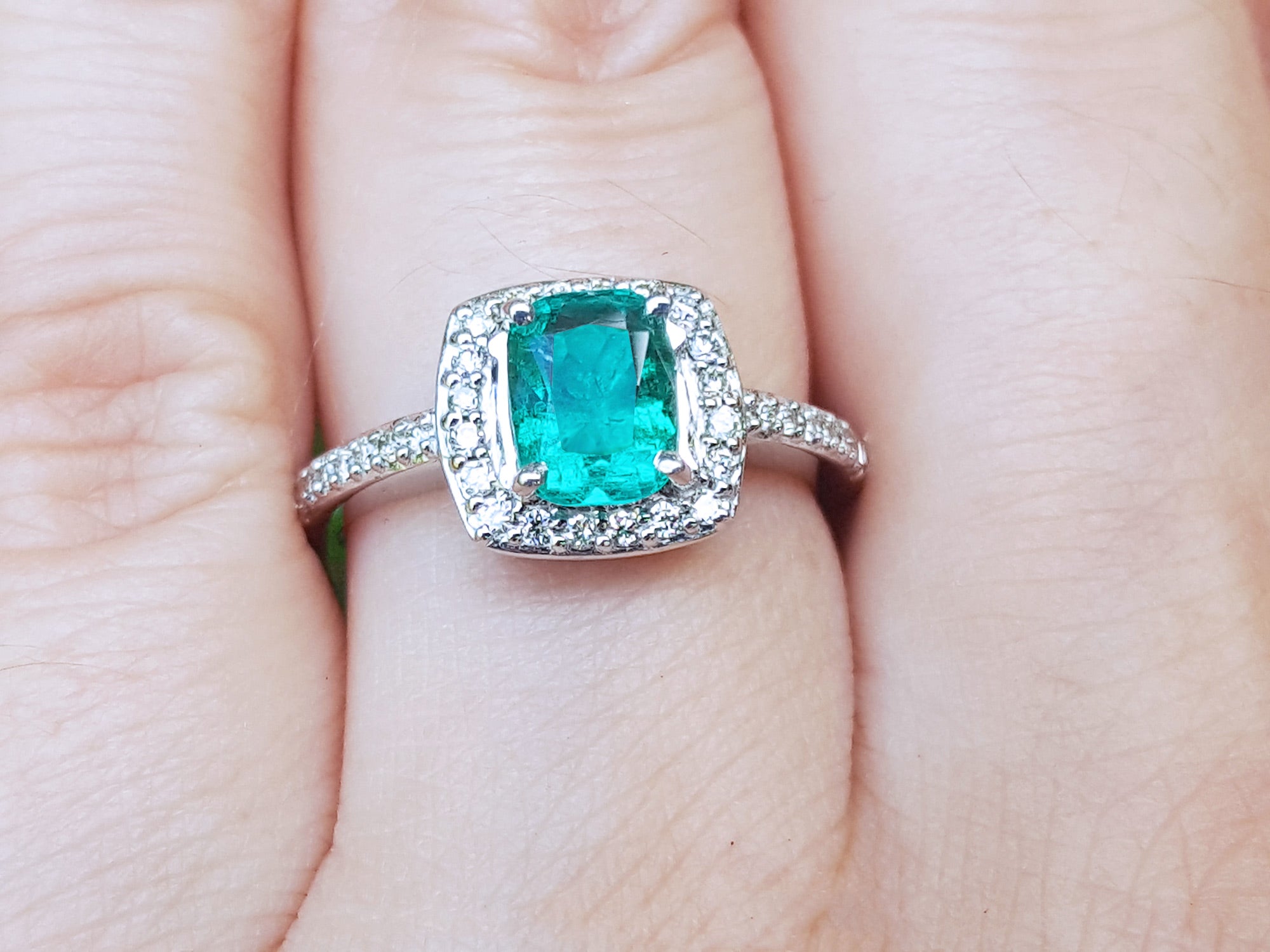 Women's emerald ring cushion cut