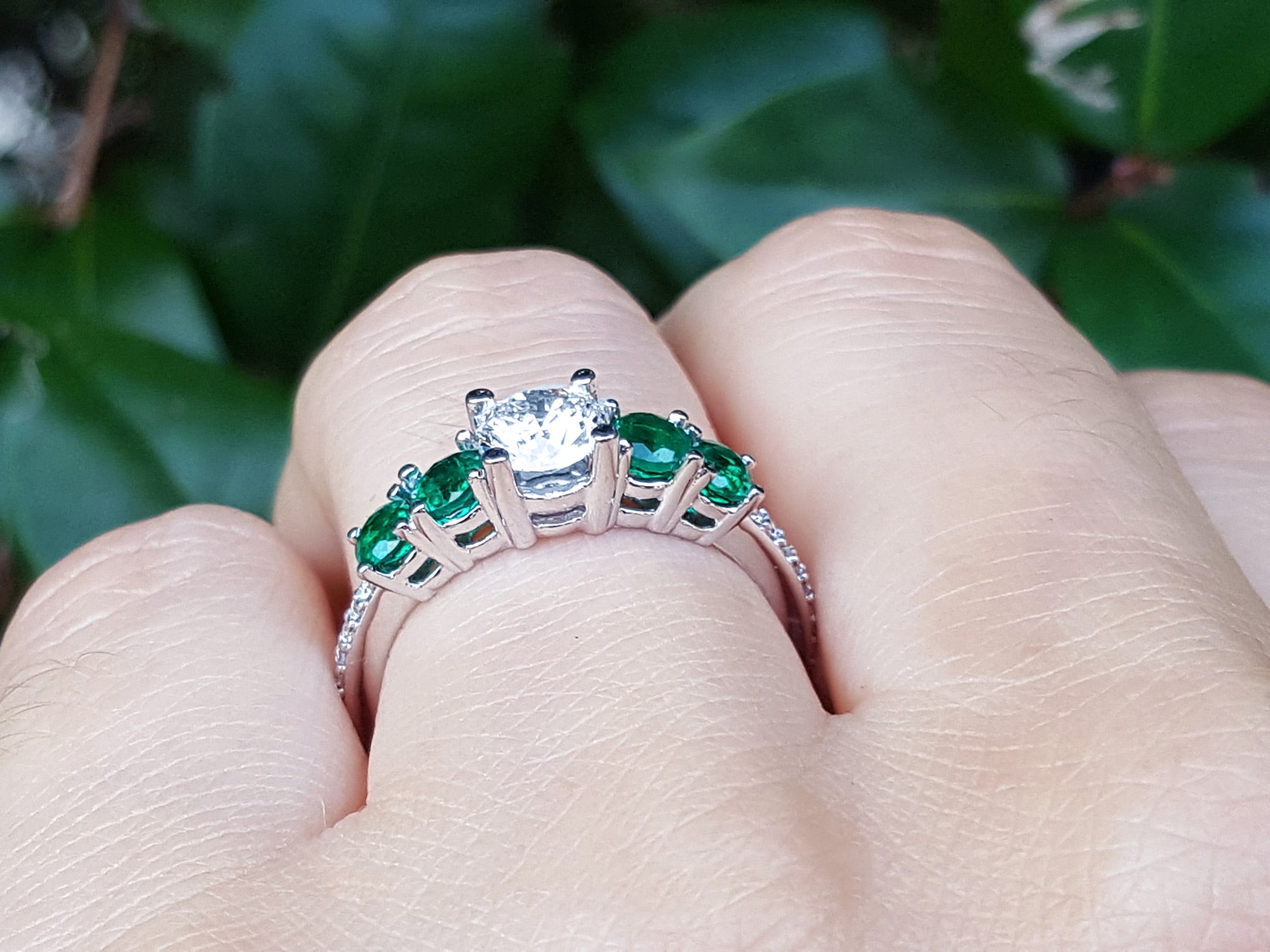 Women&#39;s emerald and diamond jewelry