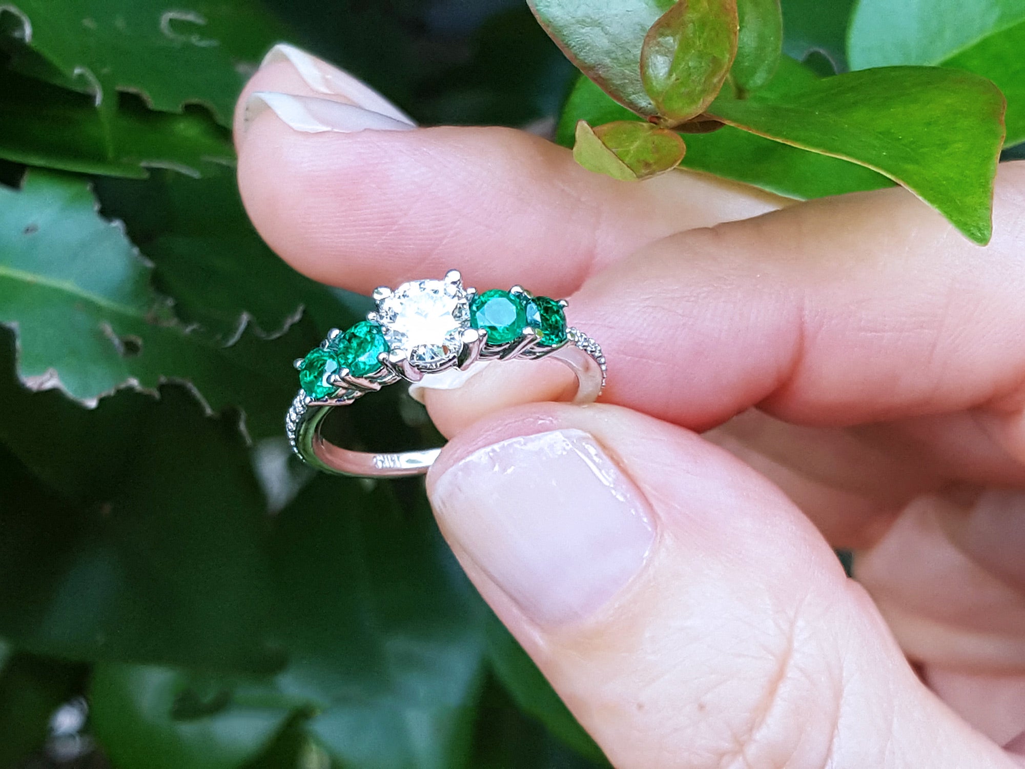 Round cut women&#39;s emerald diamond ring