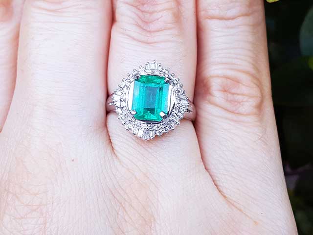 Vibrant emeralds in fine jewelry for sale-6