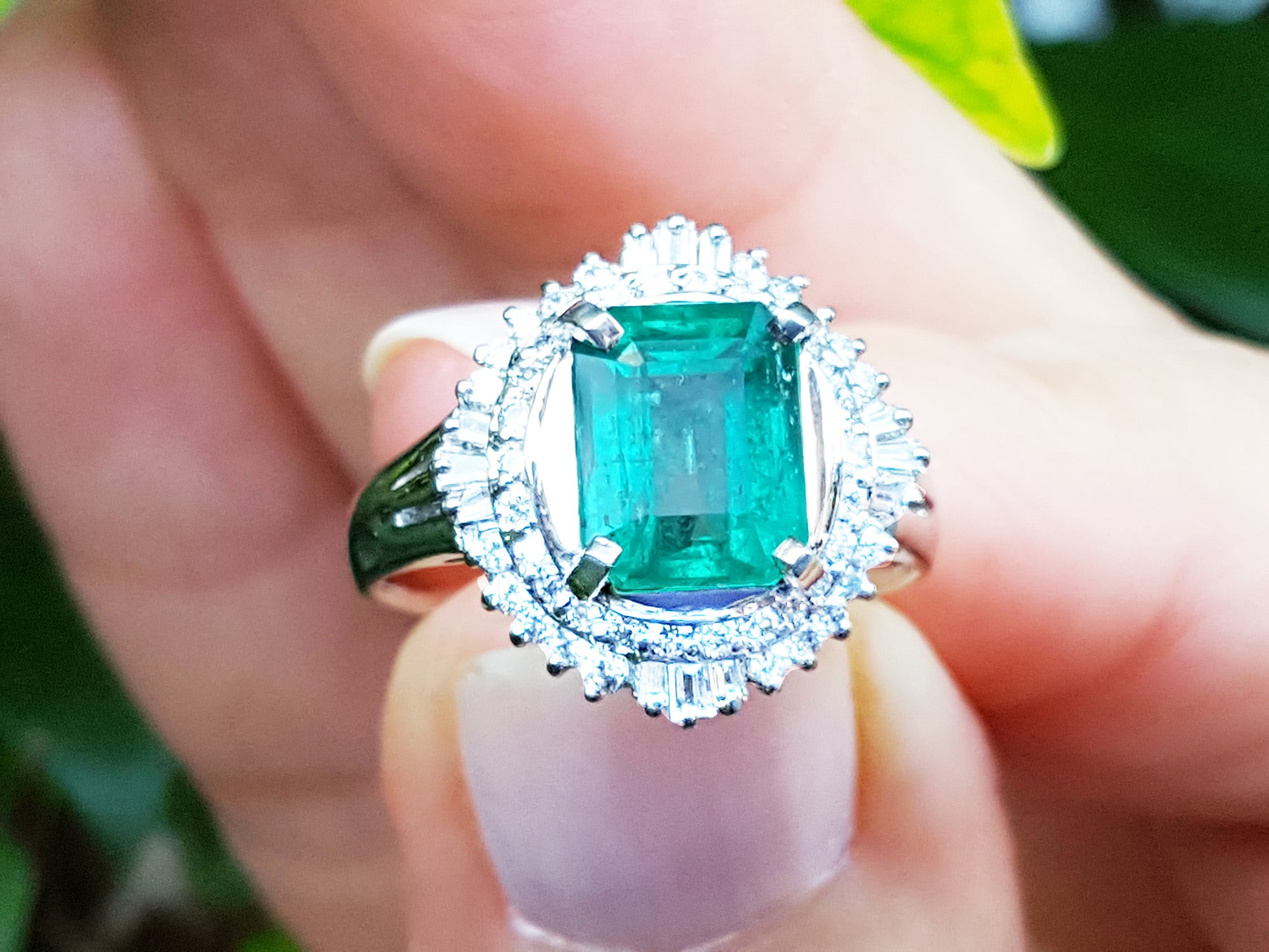 Women&#39;s Platinum emerald jewelry