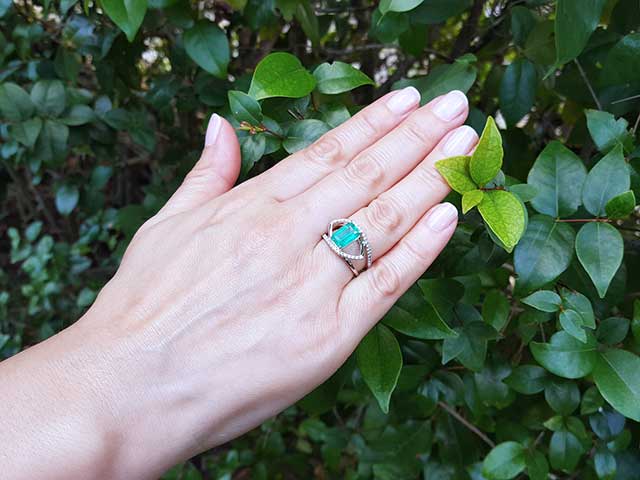 Rectangular emerald-cut Colombian emerald ring