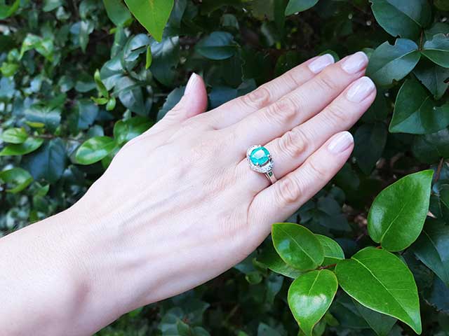 Cushion cut women&#39;s emerald rings