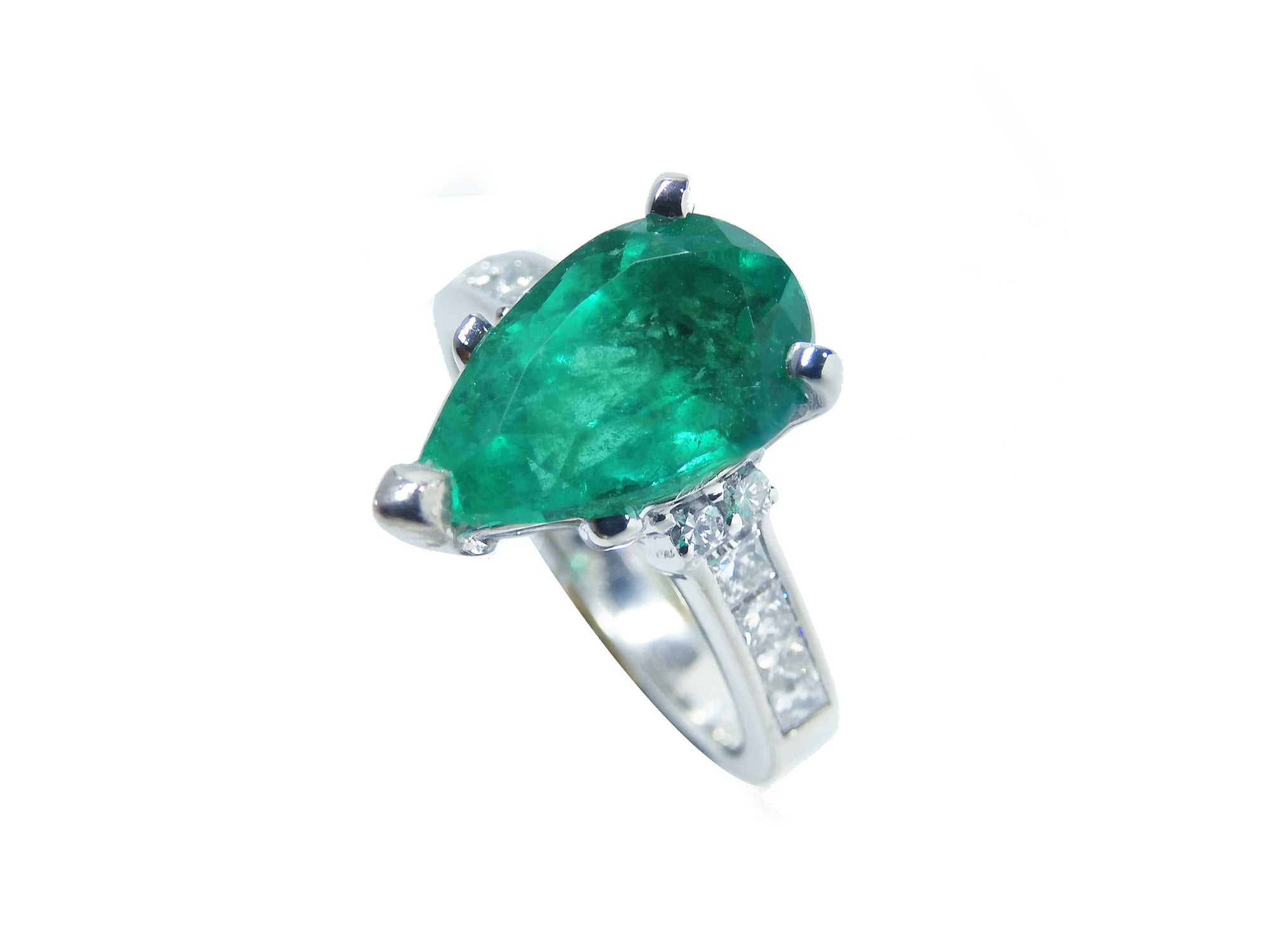 Emerald Pear Shaped Ring 3.09 ct. and Princess cut Diamonds 14K Gold