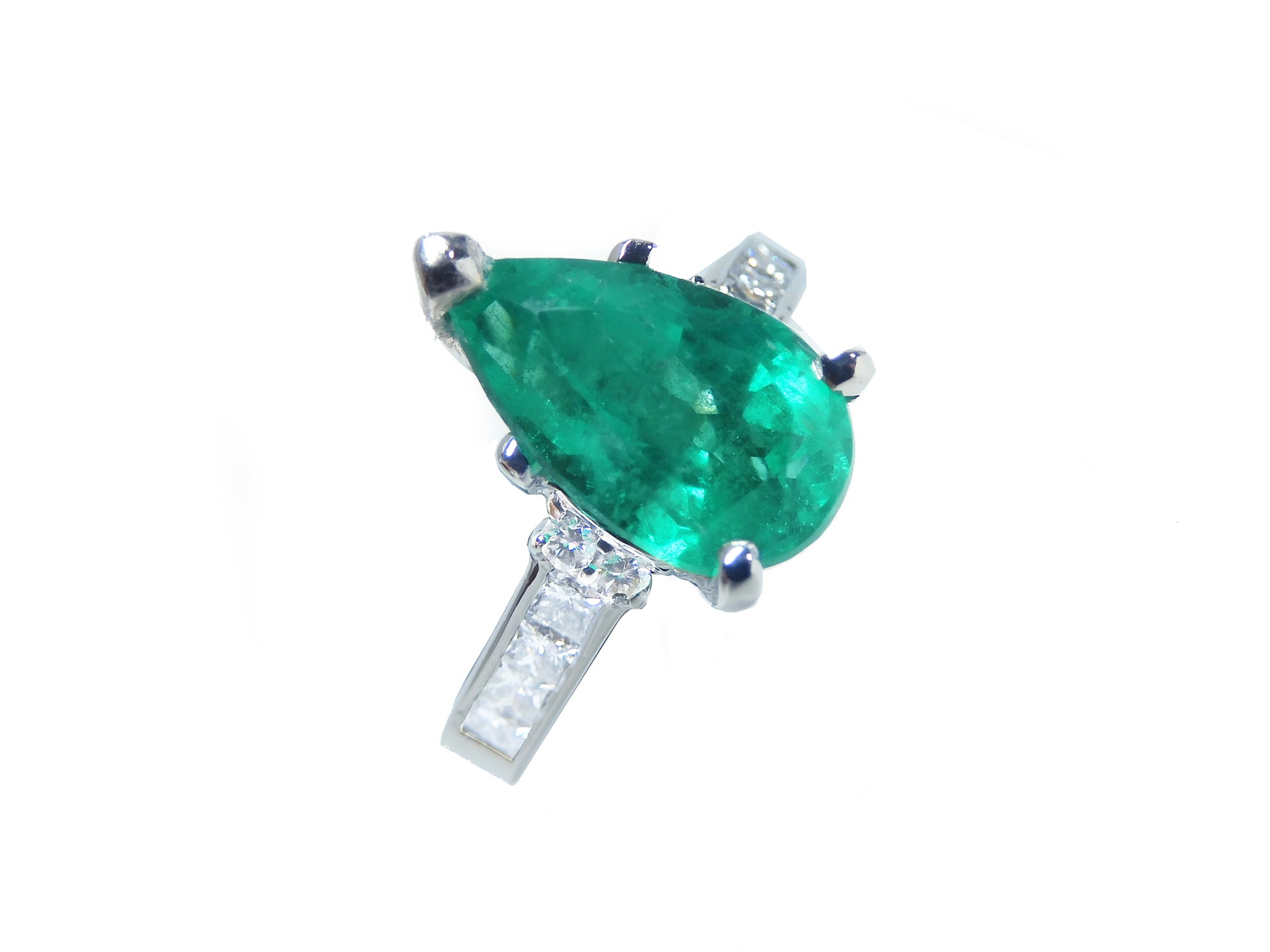 Emerald Pear Shaped Ring 3.09 ct. and Princess cut Diamonds 14K Gold
