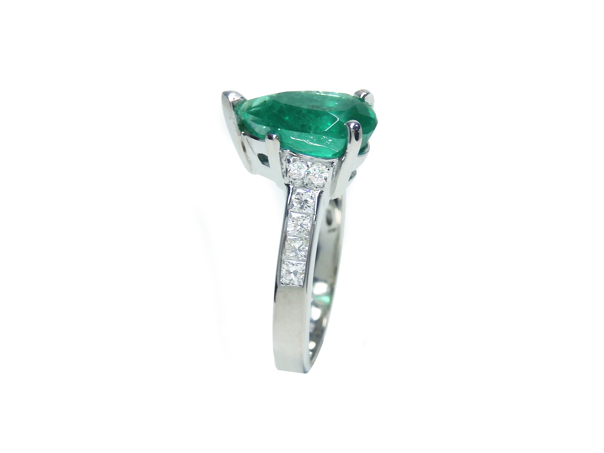 Emerald Pear Shaped Ring 3.09 ct. and Princess cut Diamonds 14K Gold