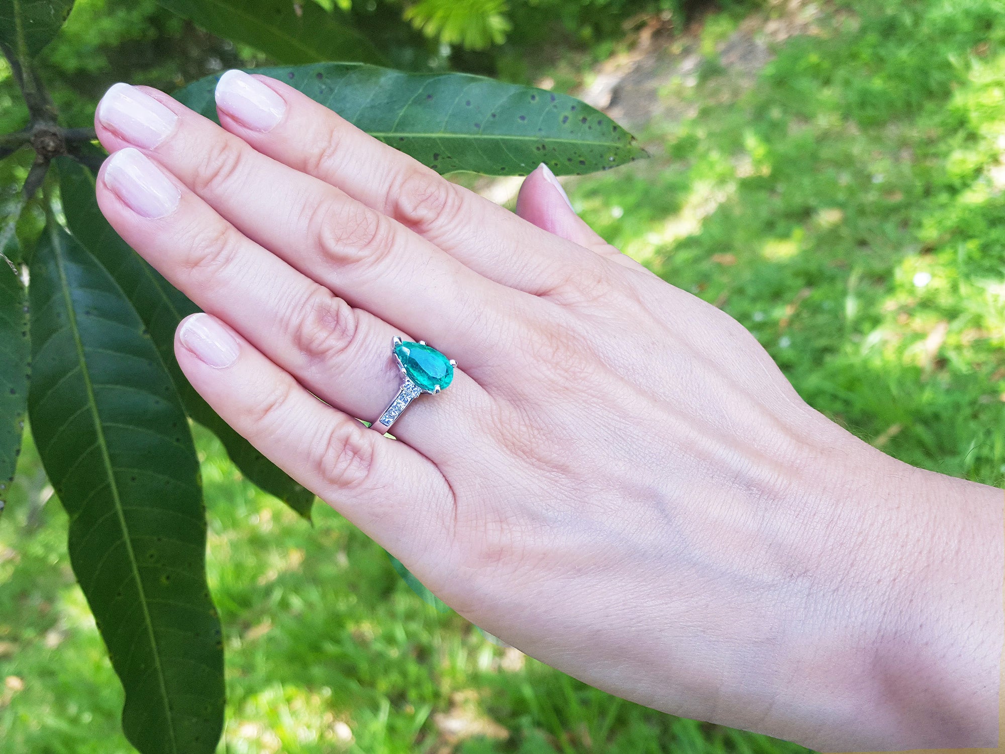Emerald Pear Shaped Ring 3.09 ct. and Princess cut Diamonds 14K Gold