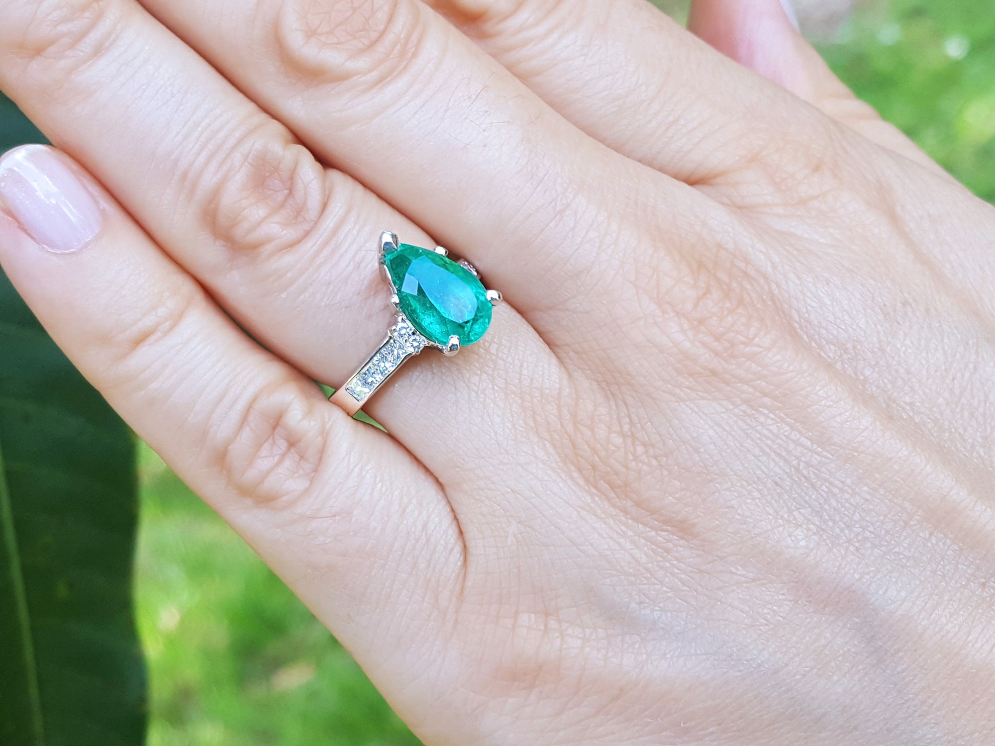 Emerald Pear Shaped Ring 3.09 ct. and Princess cut Diamonds 14K Gold