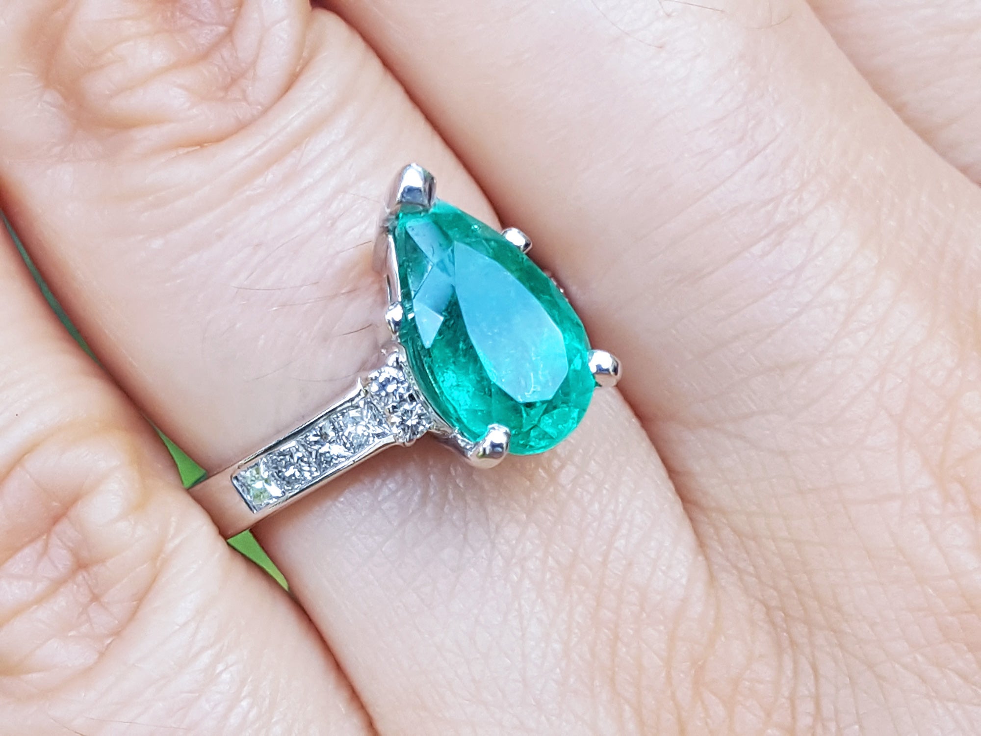 Emerald Pear Shaped Ring 3.09 ct. and Princess cut Diamonds 14K Gold
