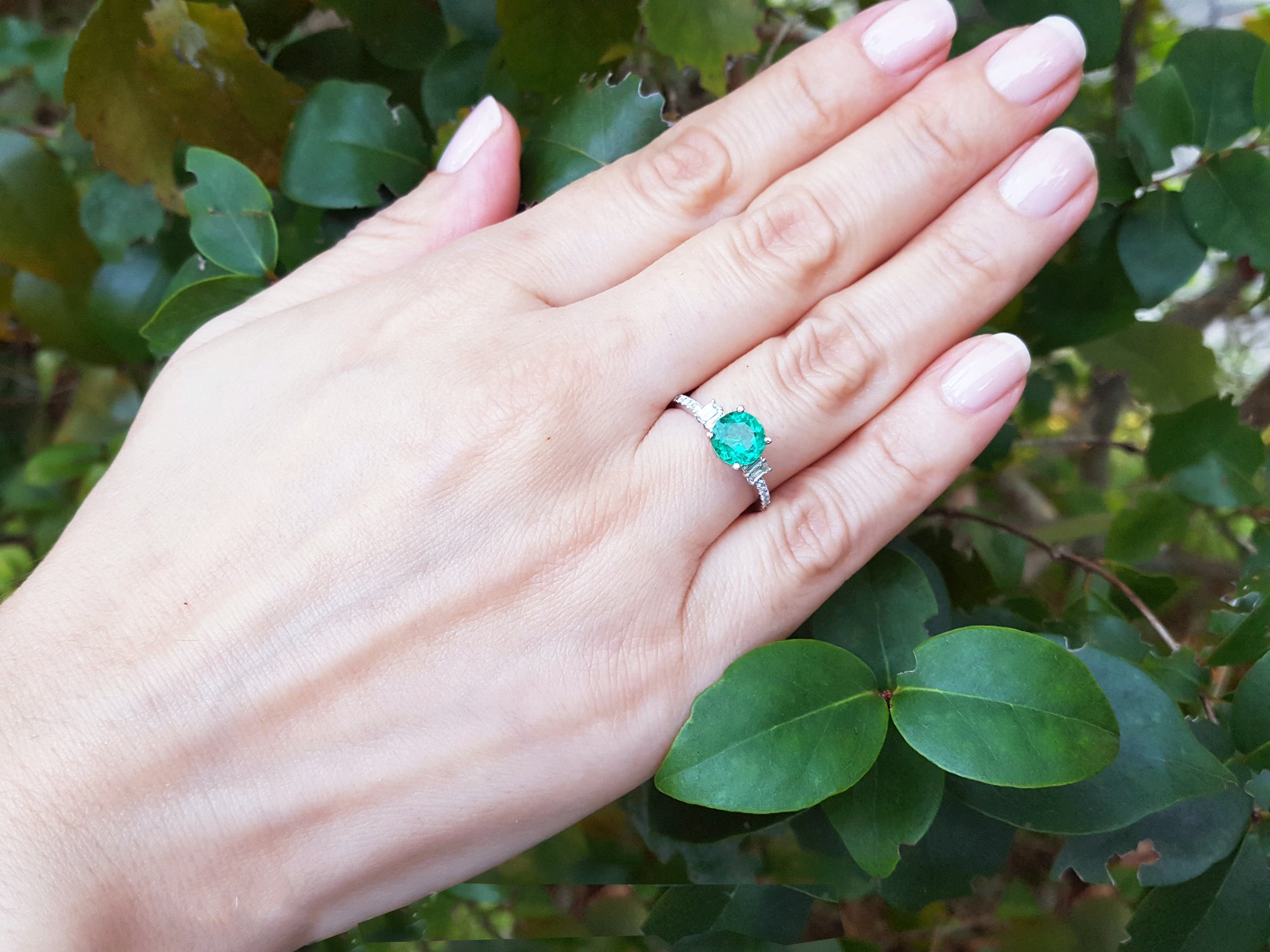 women&#39;s emerald ring 14k white gold