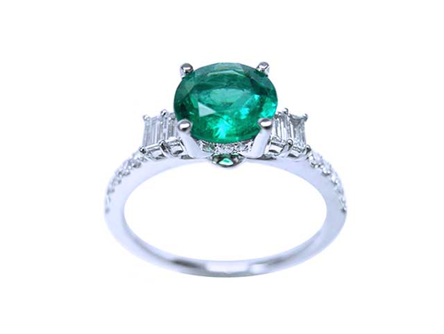 Round cut Colombian Emerald Ring
