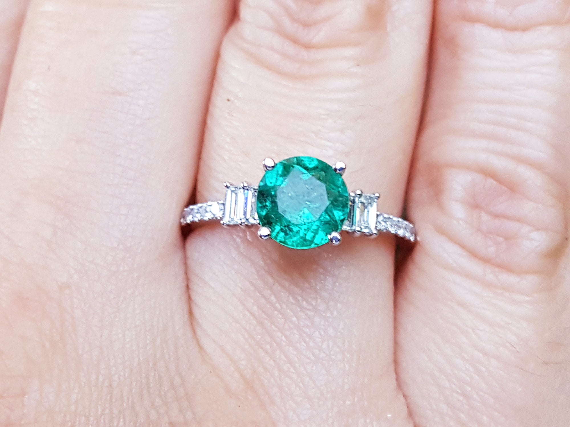 Emerald and baguette side diamonds ring for ladies