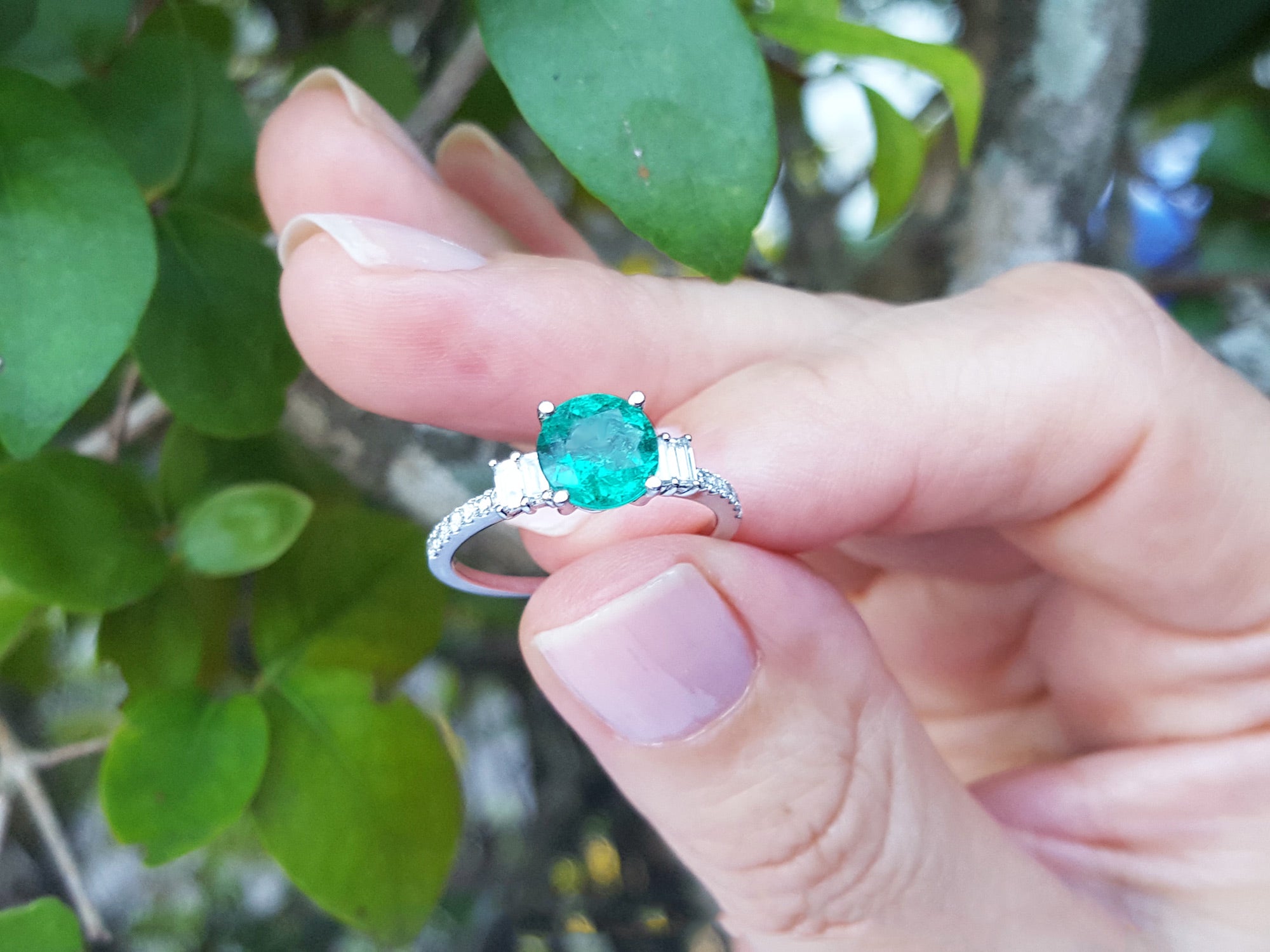 Natural Colombian emerald ring round cut