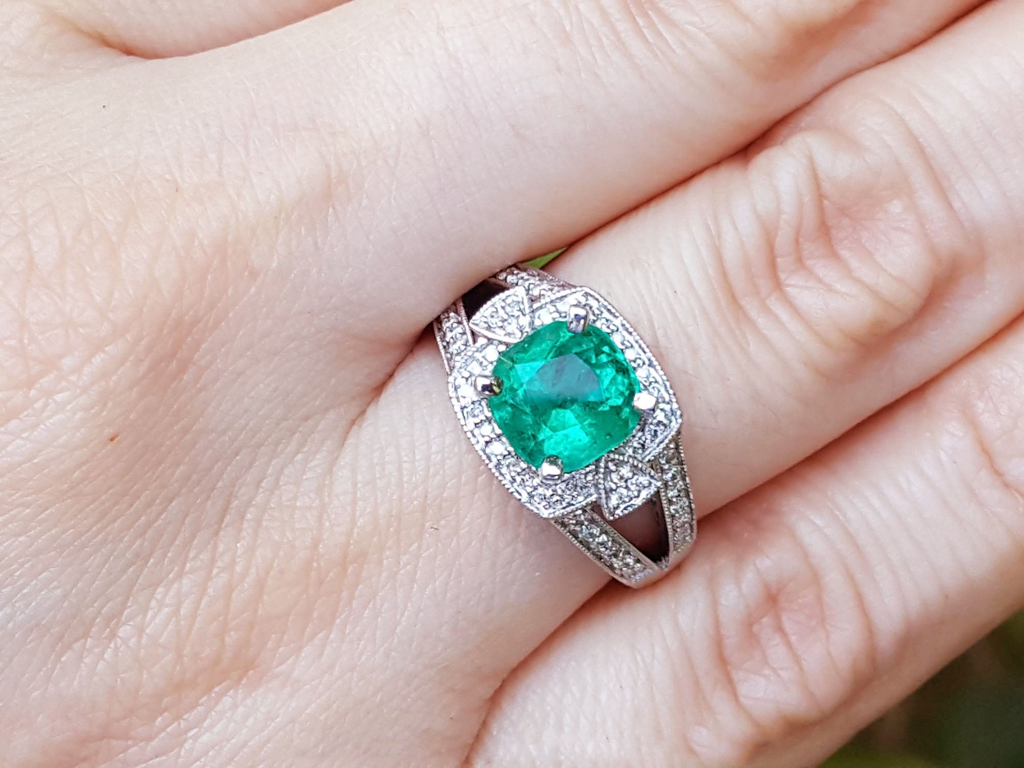 Mother&#39;s Day gift cushion cut emerald ring