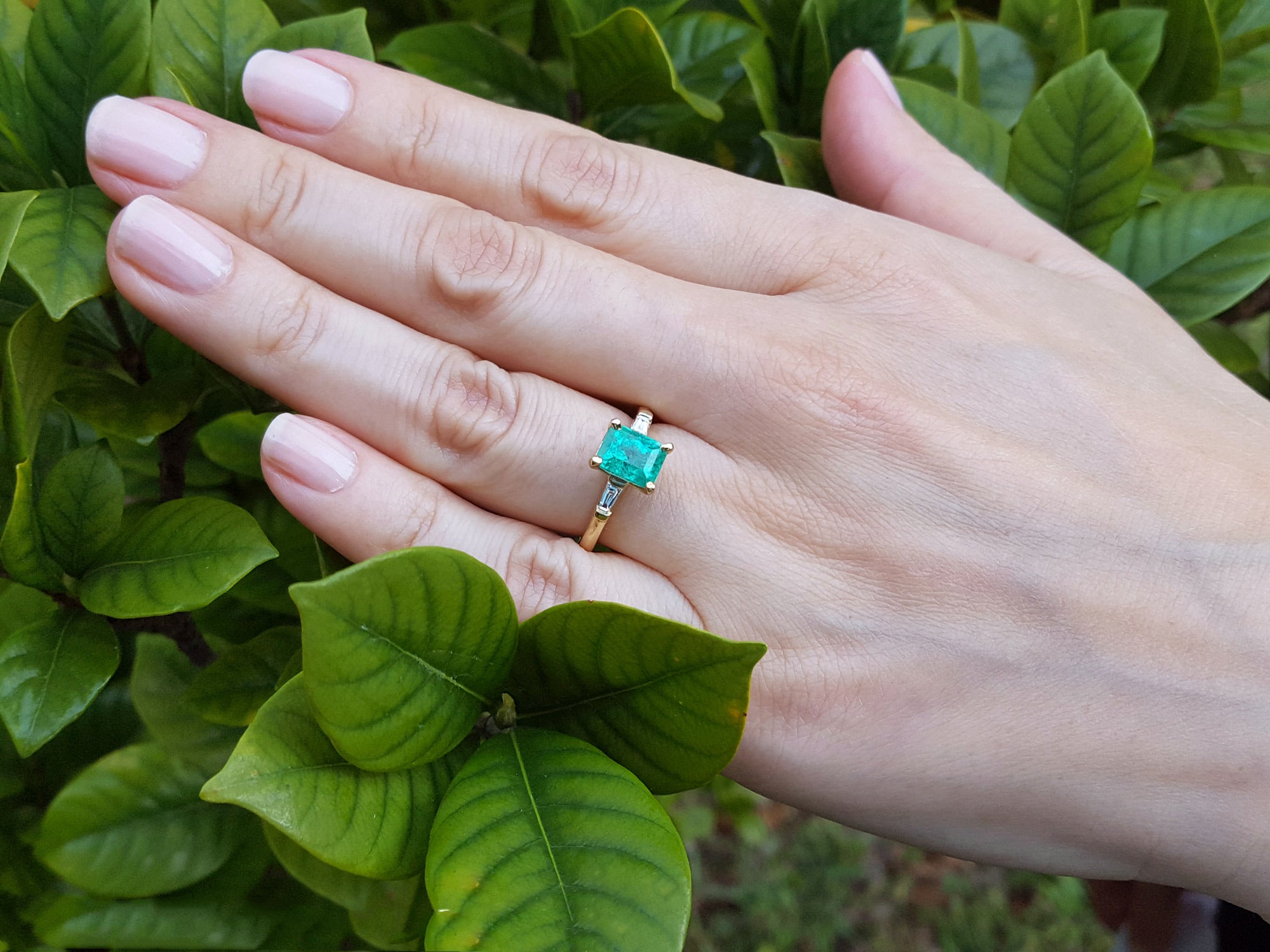 Emerald 1.68 ct Tapered Baguettes Side Diamonds Ring 14K Gold