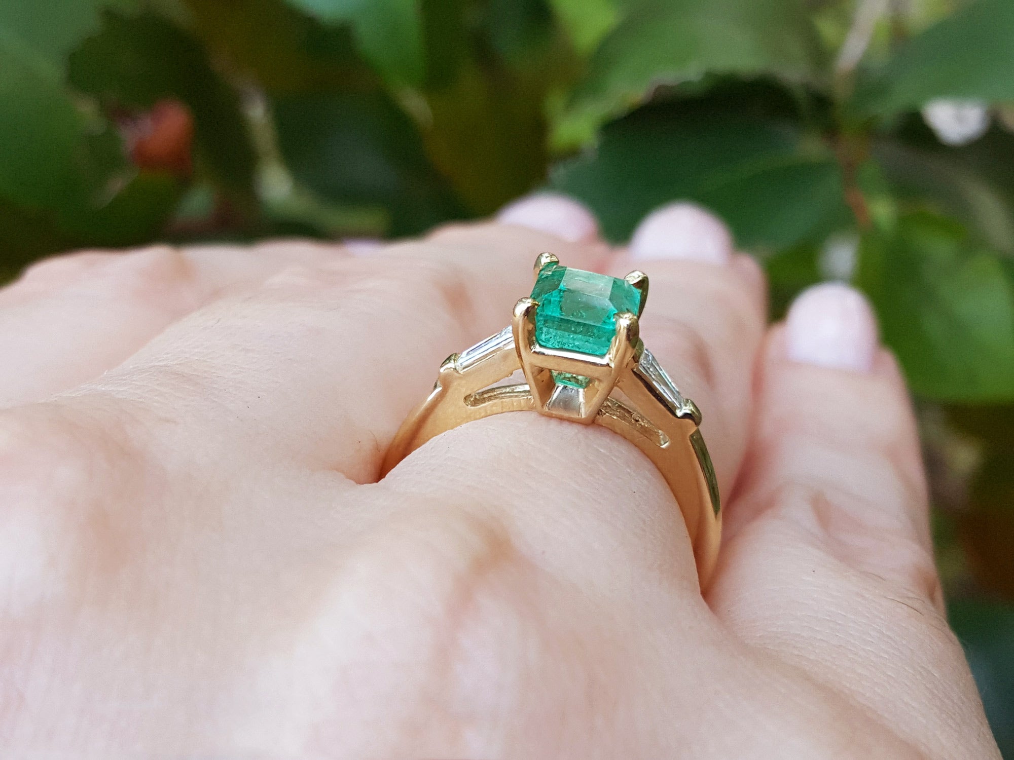 Emerald 1.68 ct Tapered Baguettes Side Diamonds Ring 14K Gold