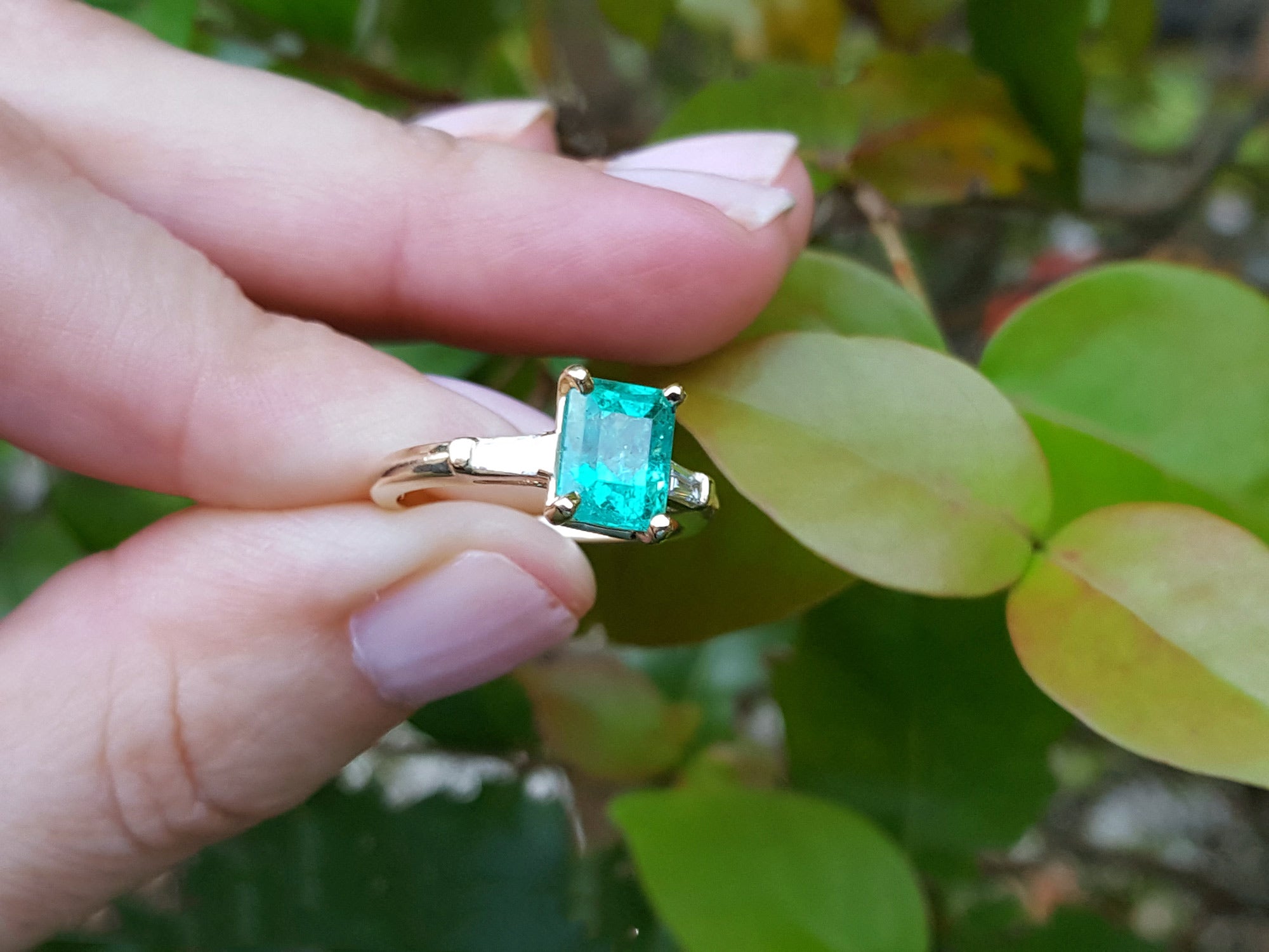 Emerald 1.68 ct Tapered Baguettes Side Diamonds Ring 14K Gold