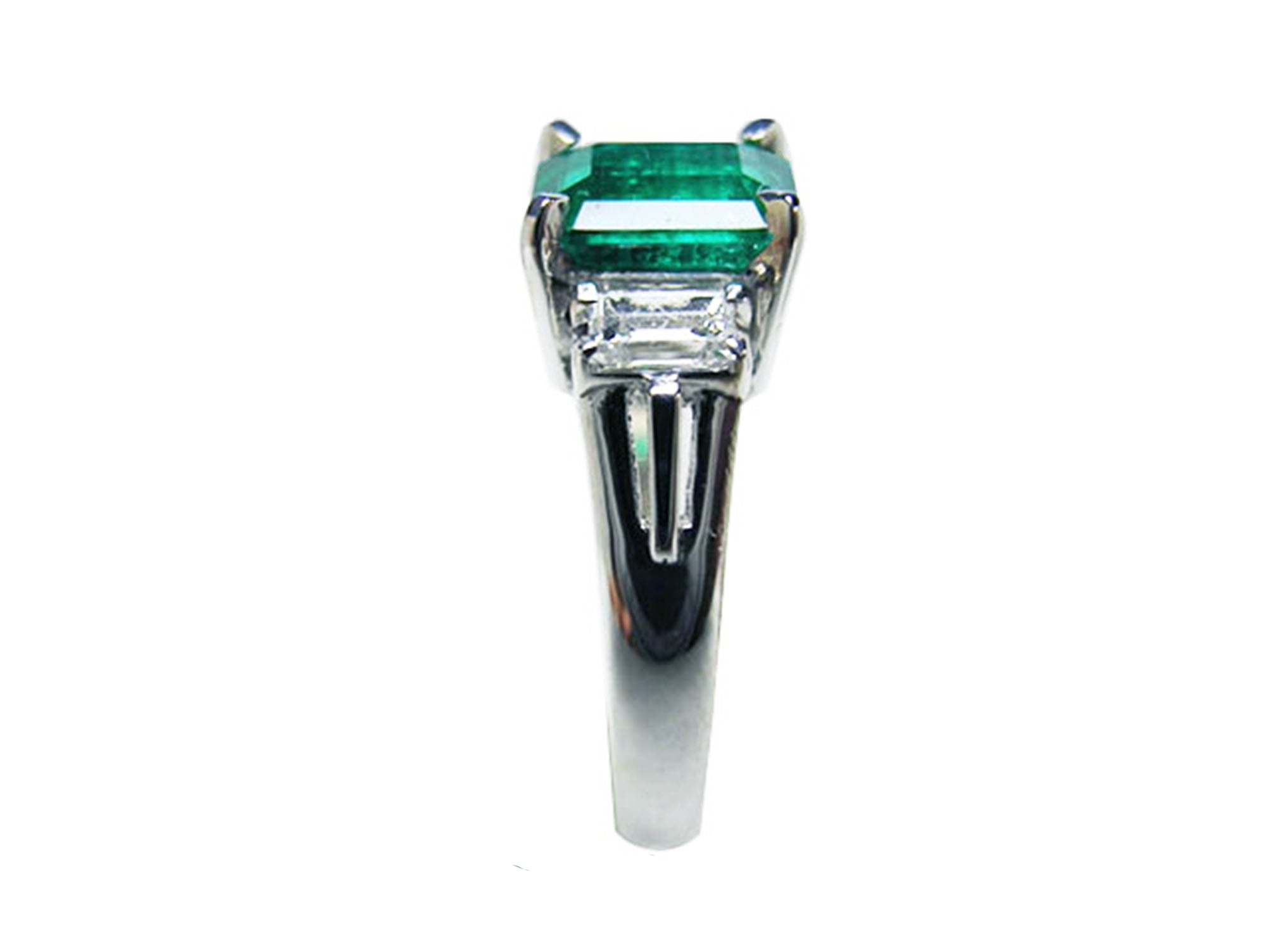 Platinum emerald ring for ladies