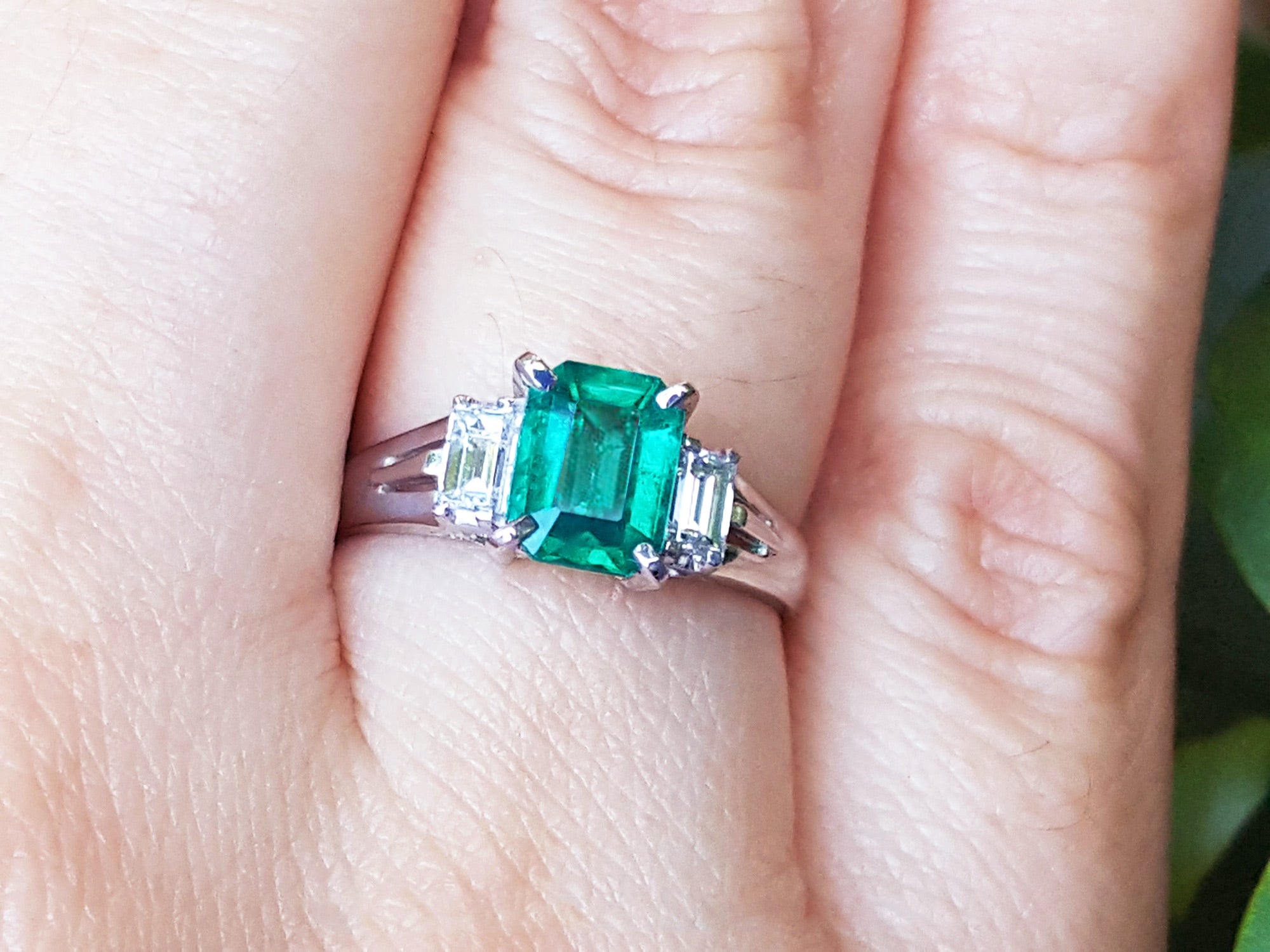 Women's emerald platinum ring