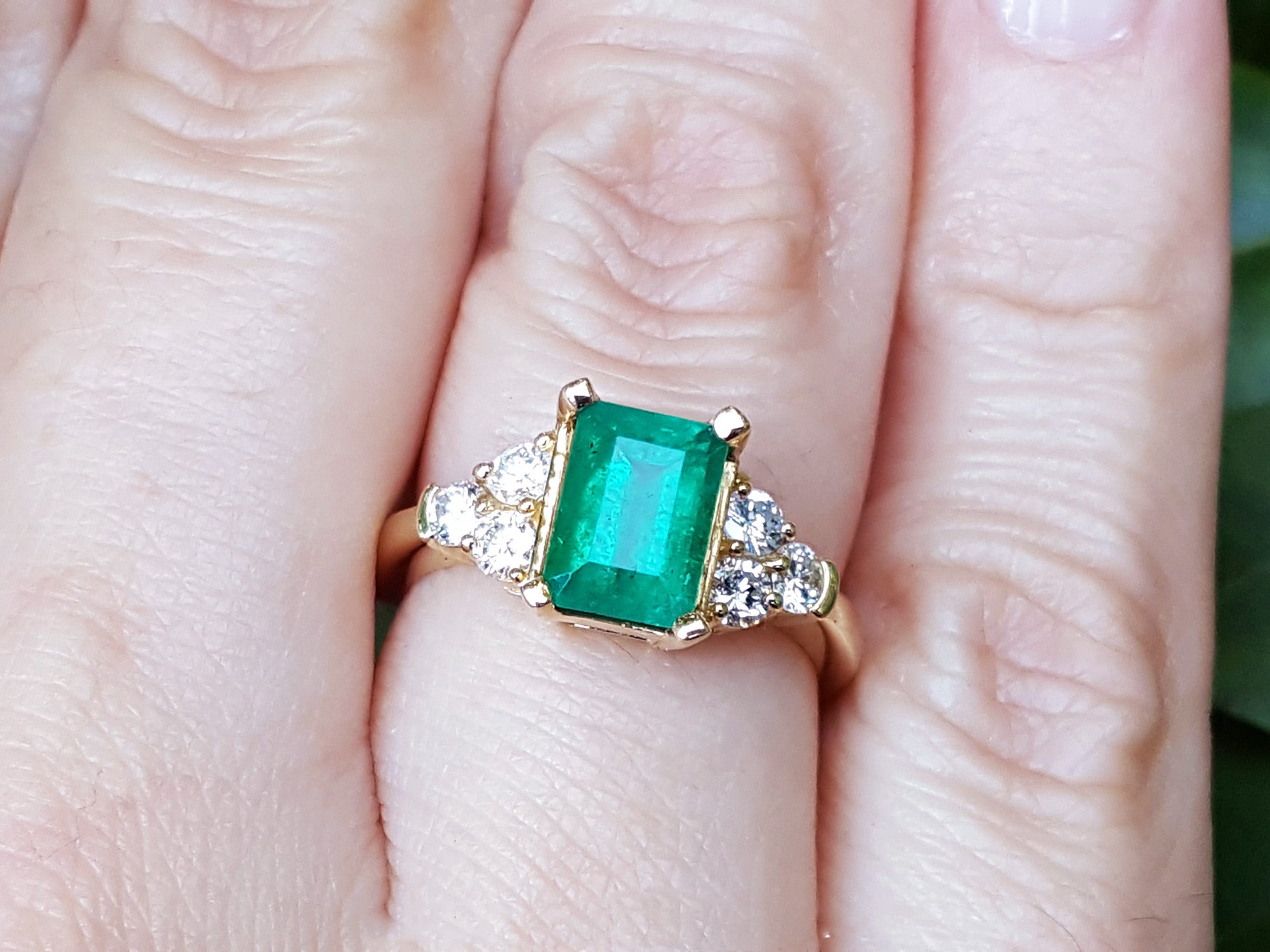 Emerald ring for ladies