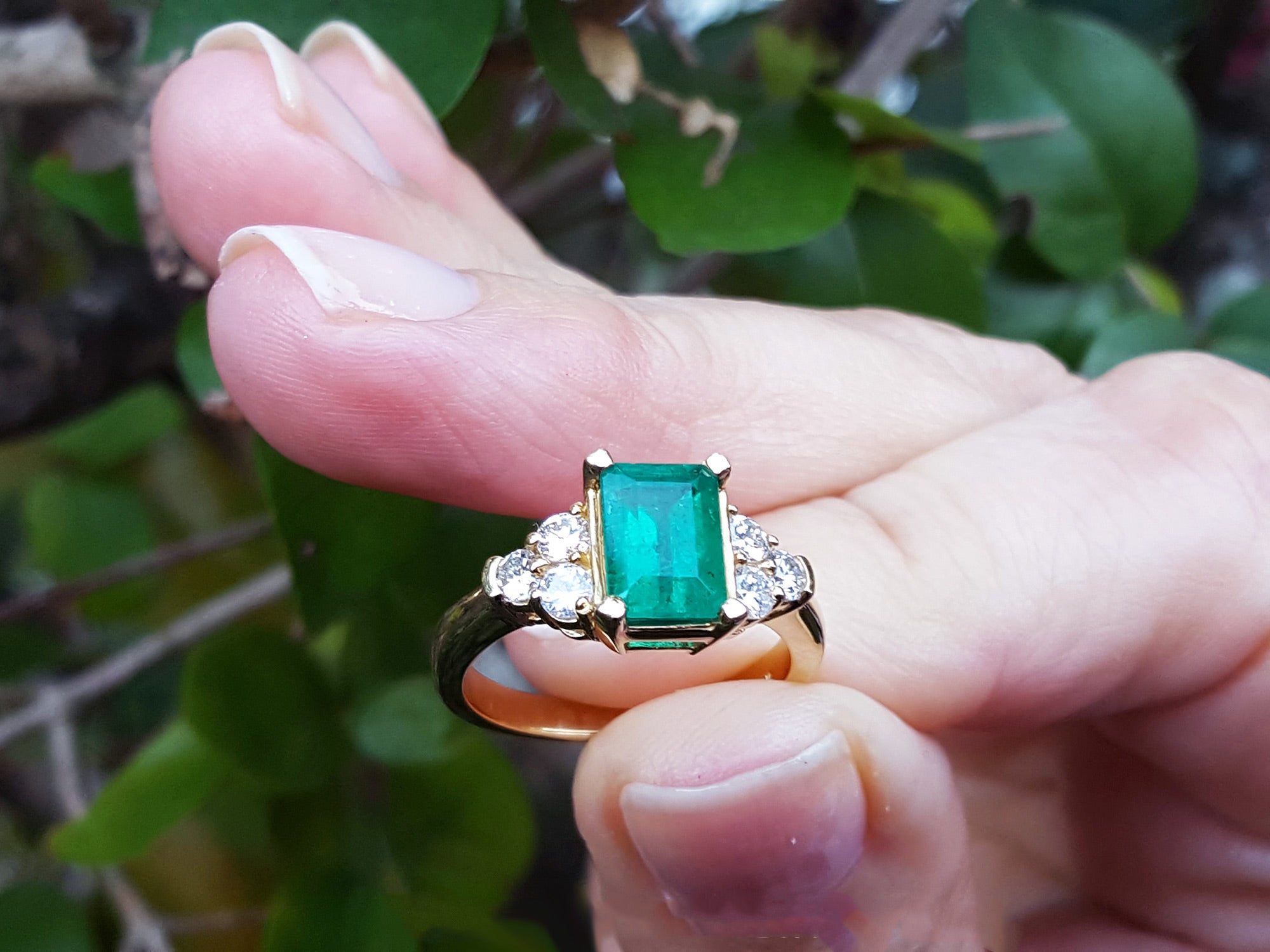 Emerald stone rings for ladies on sale