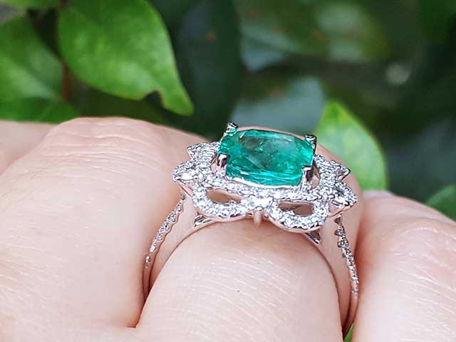 Solid yellow or white gold rings with emerald