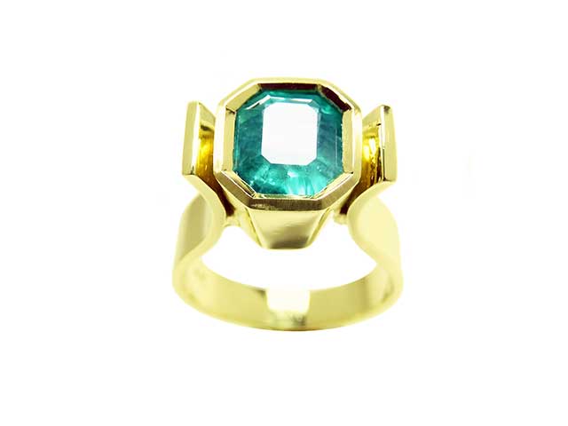 Solitaire Women’s emerald rings