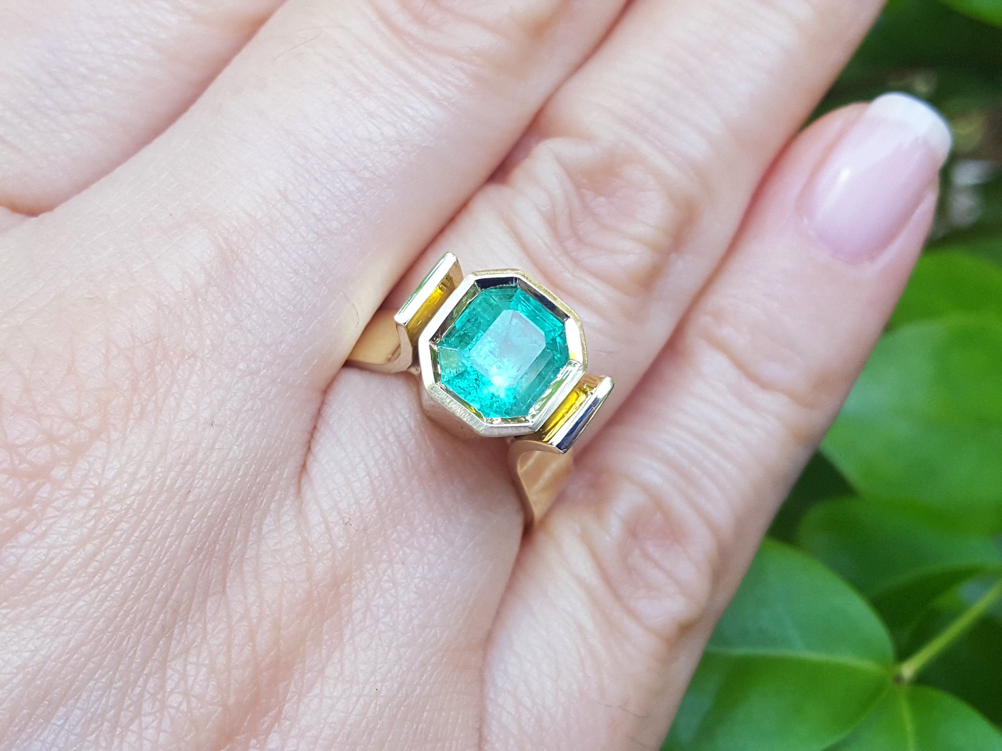 Women&#39;s emerald solitaire ring bezel set