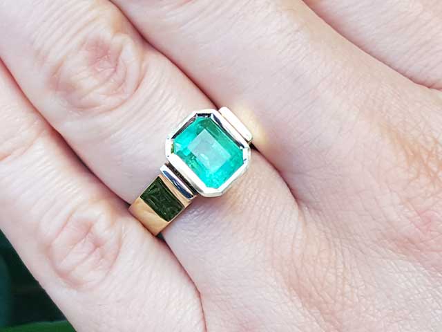 Solid white or yellow gold rings with emerald