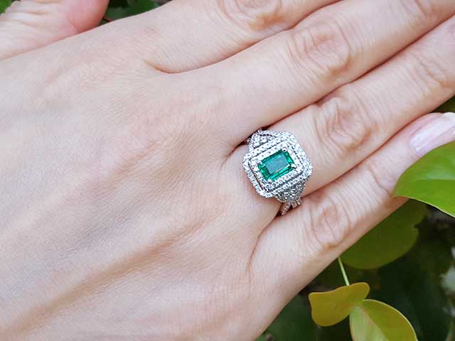Emerald rings for mother&#39;s day