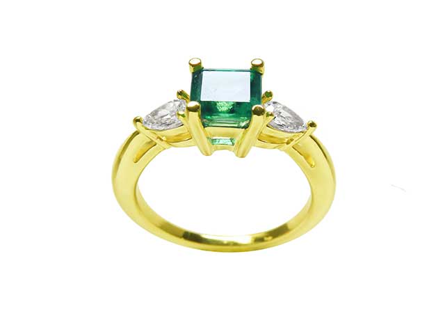 White and yellow gold fine emerald jewelry for mother&#39;s day