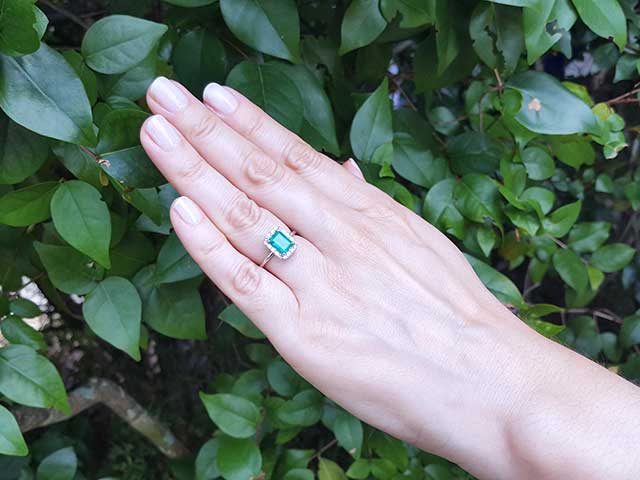 For mother&#39;s day Halo diamond emerald ring gift