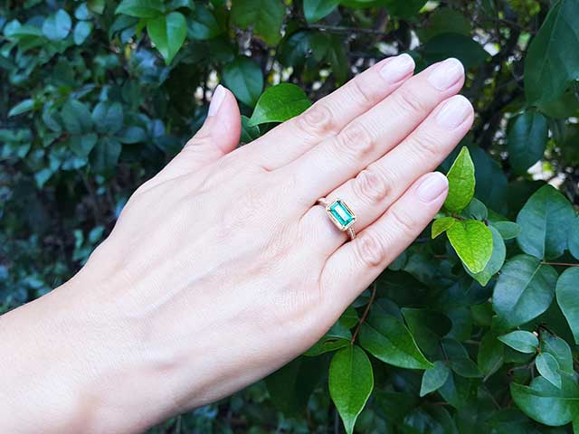 affordable women’s emerald stone rings