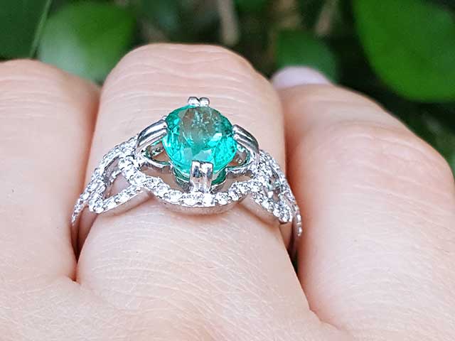Solid gold emerald engagement rings for woman