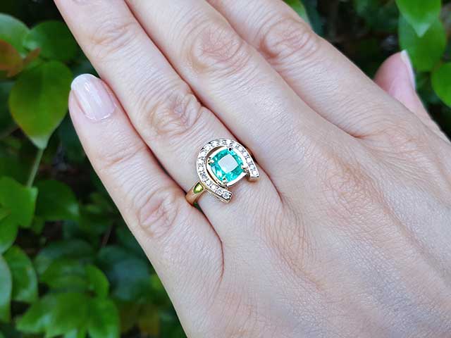 Women’s emerald horseshoe ring for sale7