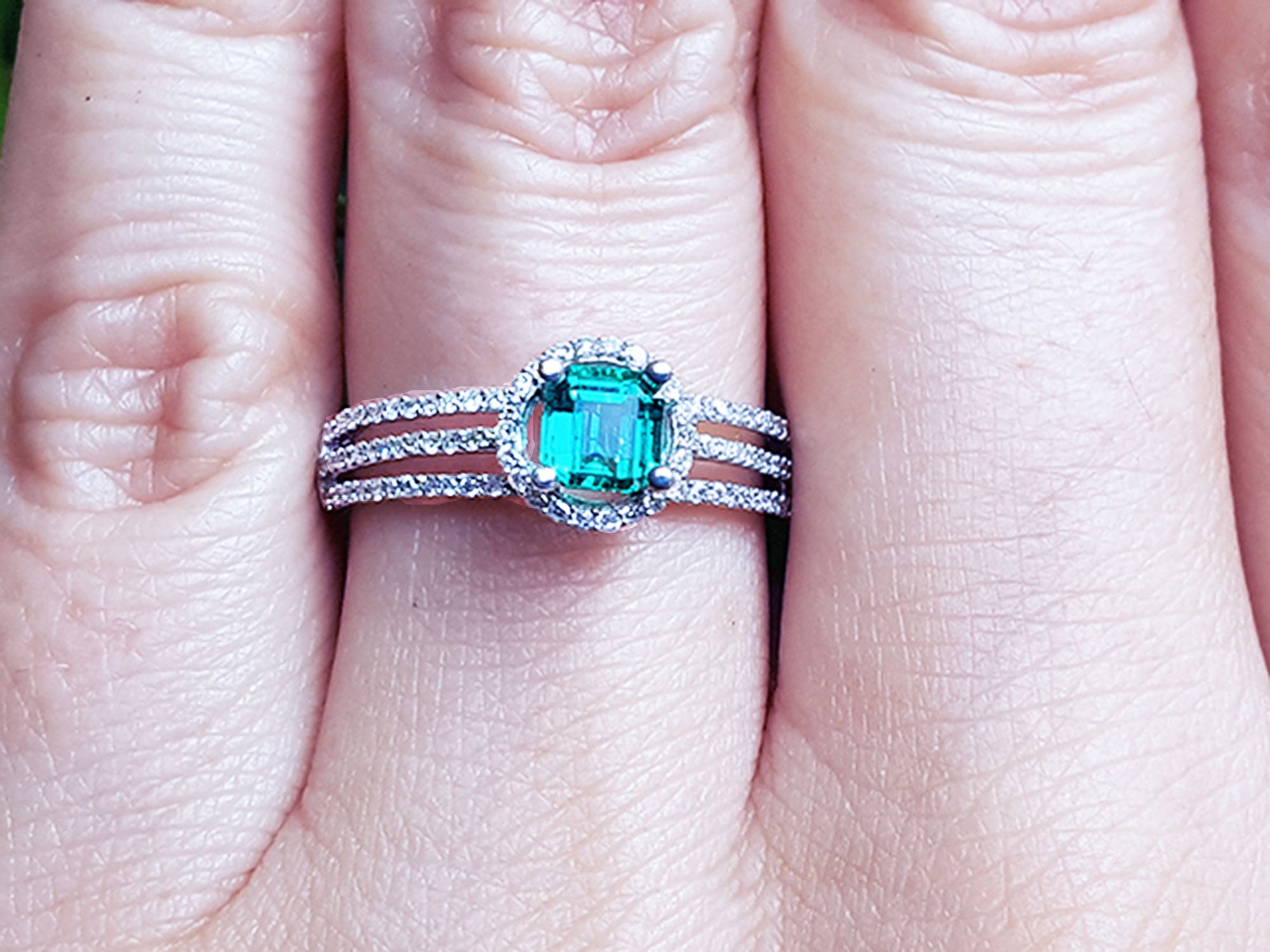 White gold Emerald ring