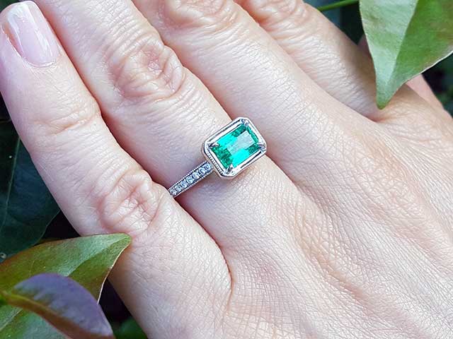 Women&#39;s emerald rings wholesale