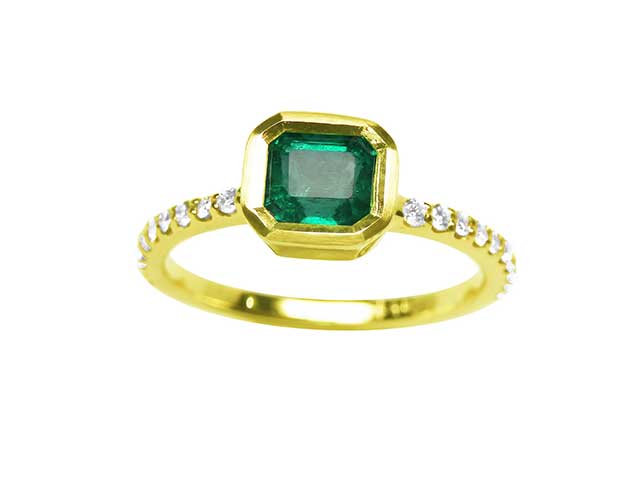 Women&#39;s emerald ring for sale